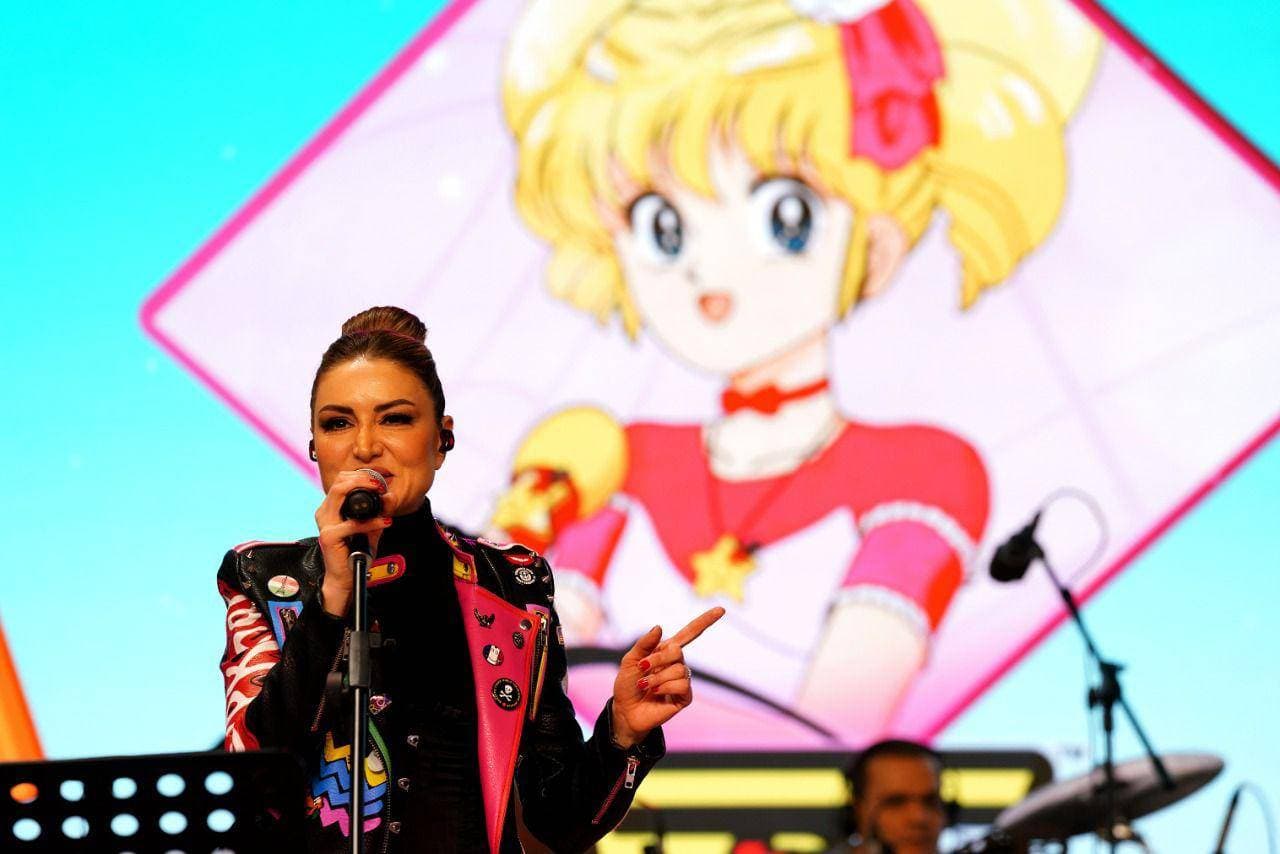 رشا رزق خلال غنائها للأطفال.