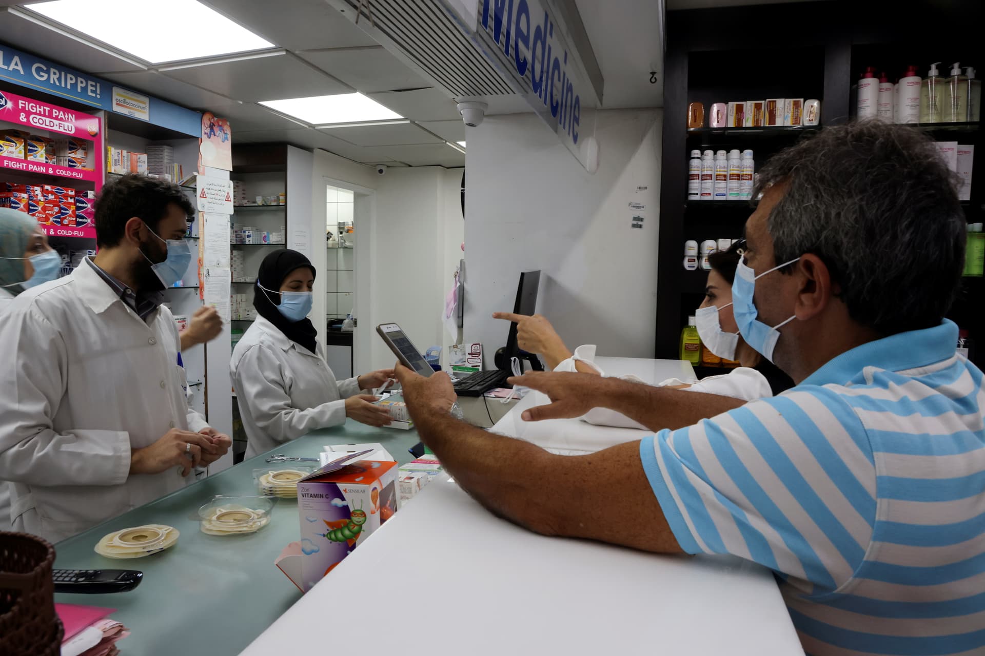 مع خفض الدعم عن الأدوية .. معاناة اللبنانيين تتفاقم