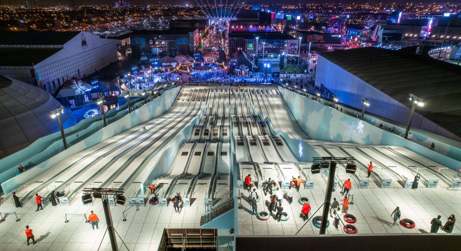 تُعد لعبة الزحليقة العملاقة إحدى أبرز الفعاليات في المنطقة