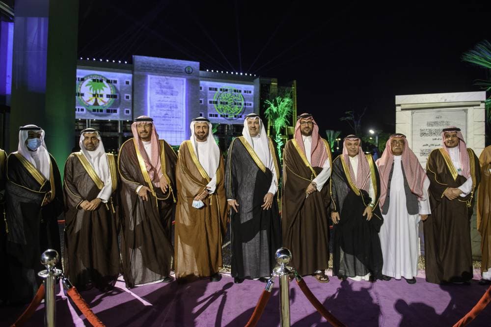 الأمير فيصل بن سلمان خلال افتتاح المستشفى.