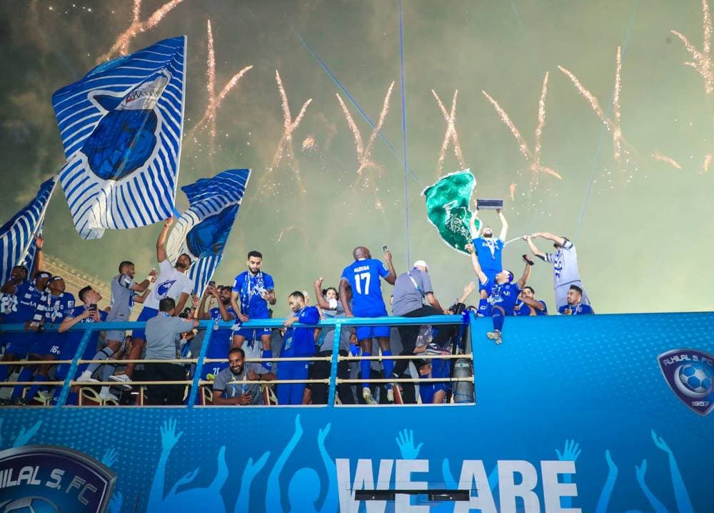 لاعبو الهلال يحتفلون بالكأس على الحافلة المكشوفة. تصوير: علي الظاهري ـ "الاقتصادية"