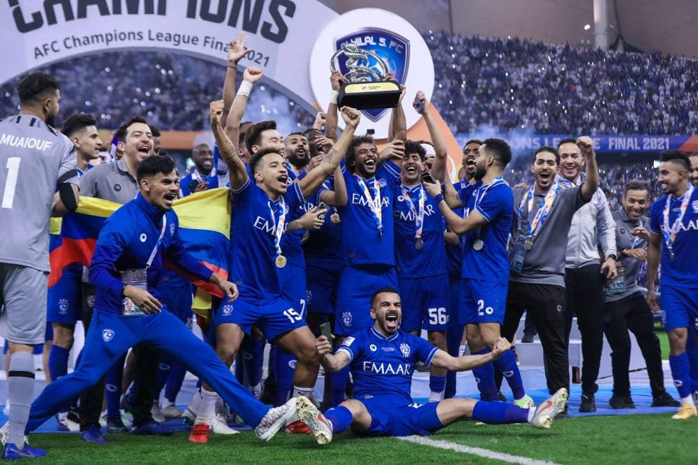 لاعبو الهلال يحتفلون بكأس دوري أبطال آسيا. تصوير: علي الظاهري ـ "الاقتصادية"