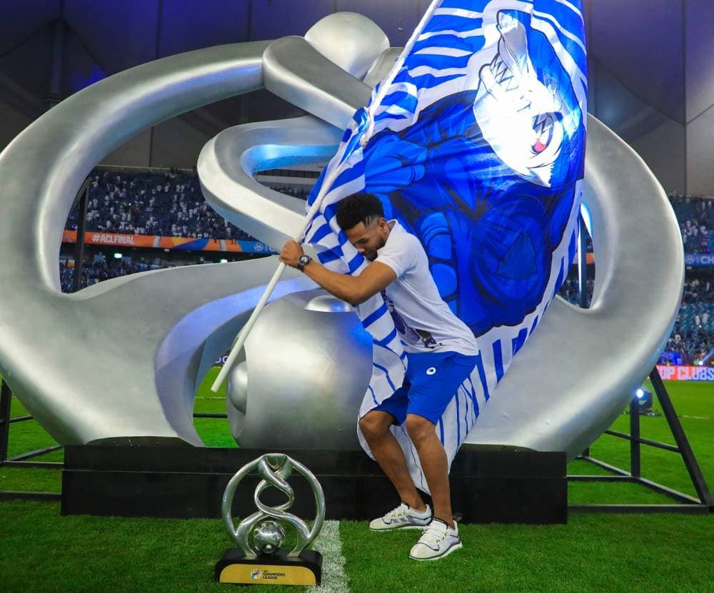 البليهي يغرس علم الهلال بعد تحقيق الكأس. تصوير: علي الظاهري ـ "الاقتصادية"