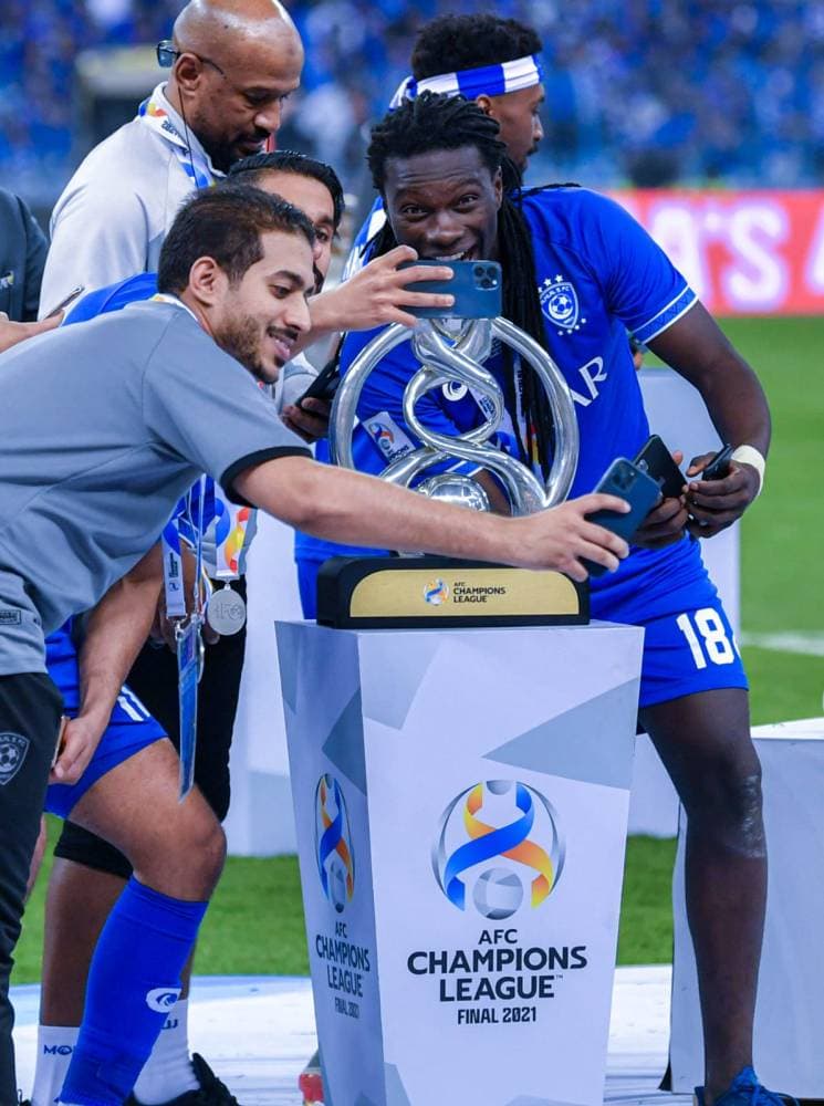 جوميز والشهري يحتفلا بالكأس. تصوير: علي الظاهري ـ "الاقتصادية"