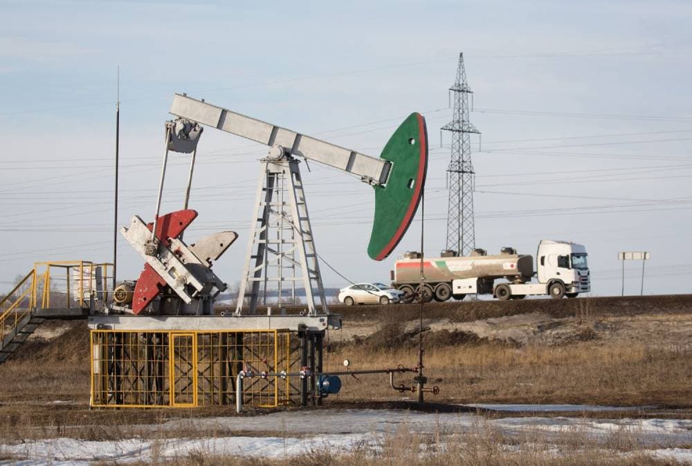 الطلب العالمي على الخام يعاني مجددا في ضوء اتساع الإصابات الجديدة بالفيروس في أوروبا.