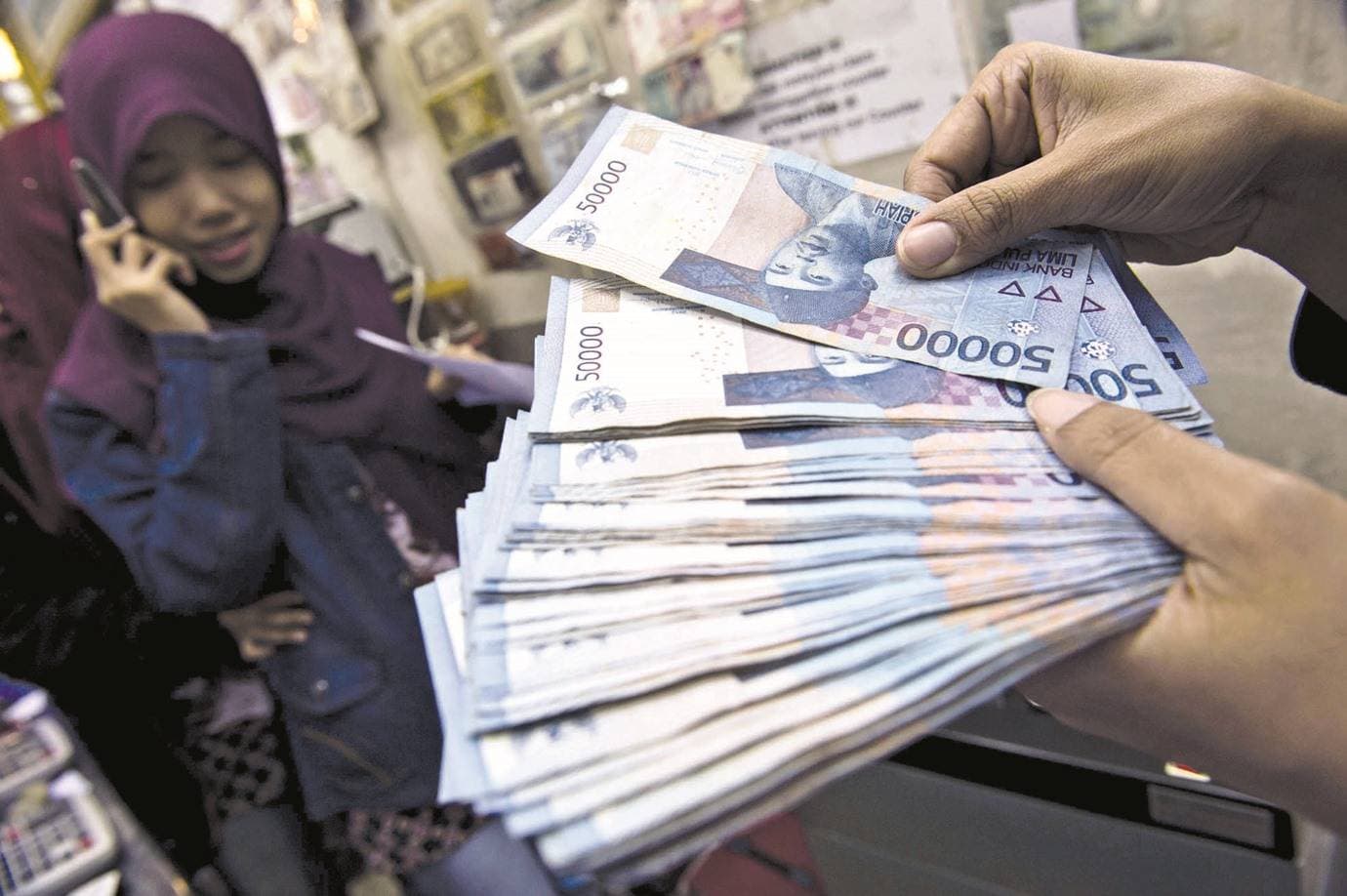 البنك المركزي الإندونيسي لا يعتمد في عمليات الدفع إلا بالعملات المحلية.