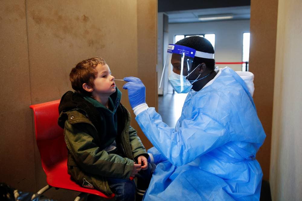 أخذ مسحة طبية من طفل في مركز صحفي بلجيكي."رويترز"