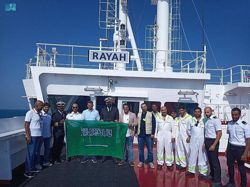 جانب من مراسم رفع العلم السعودي على الناقلة البحرية "راية" في الدمام. "واس"