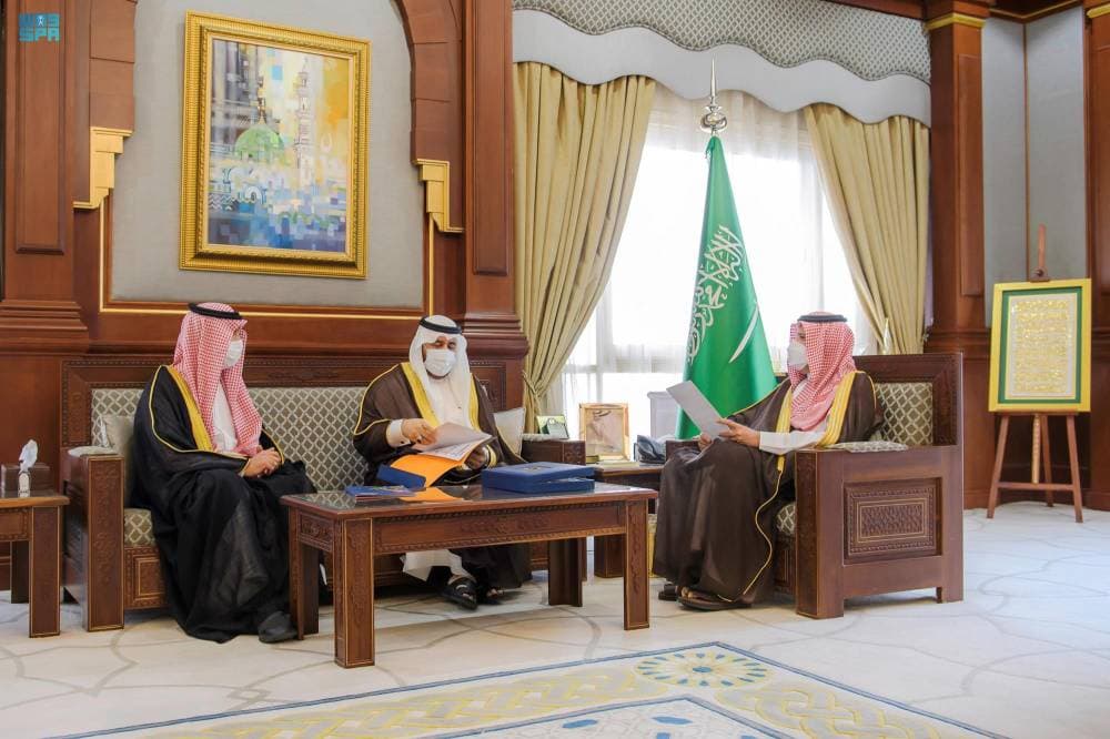 أمير المدينة المنورة يطلع على تقرير إنجازات "صندوق تنمية الموارد"