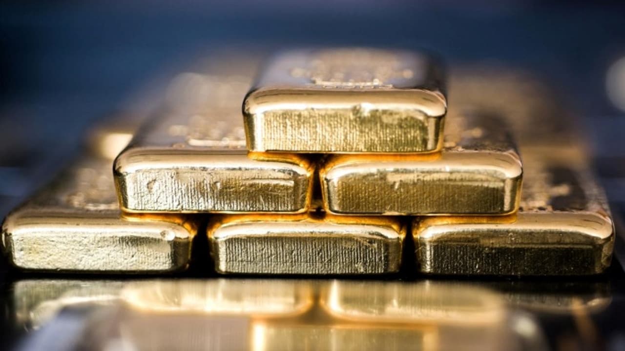 الذهب يرتفع وسط تحذيرات من "أوميكرون" والبلاتين يهبط 1.4%