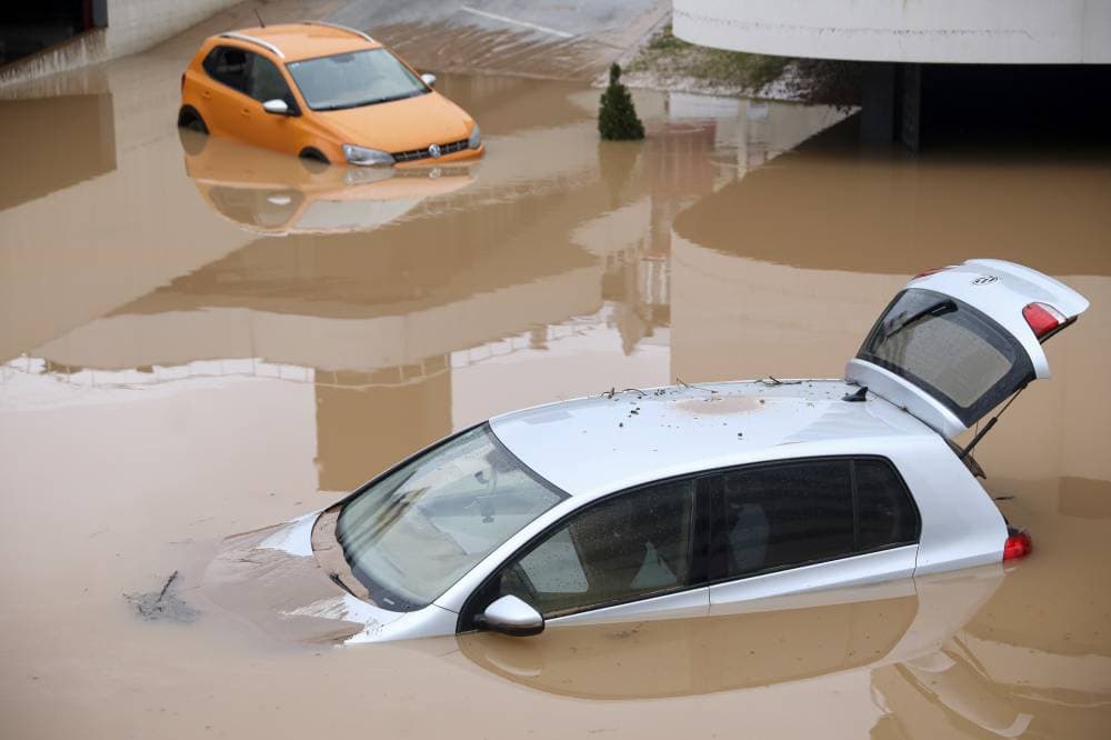 غمرت مياه الفيضانات السيارات في مدينة سراييفو البوسنية التي تشهد فيضانات شديدة لليوم الثاني على التوالي، ما أدى إلى إجلاء السكان."الفرنسية"