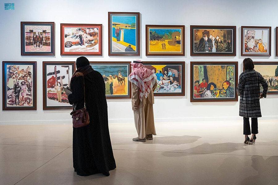 يضم أكثر من 40 عملا يحمل توقيع 27 فنانا.