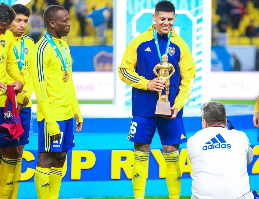 فرحة لاعب بوكا جونيورز بالكأس. تصوير: يزيد السمراني ـ «الاقتصادية»
