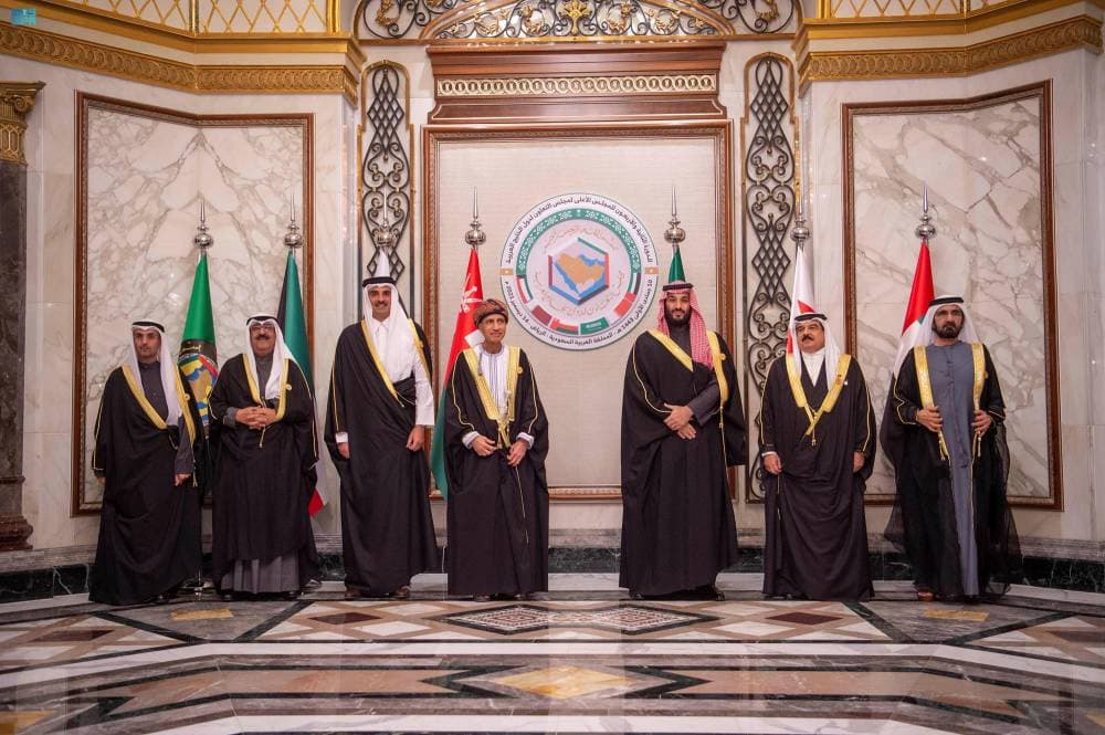 ولي العهد في صورة جماعية تذكارية مع قادة ورؤساء الوفود عقب ختام القمة الخليجية أمس ف يالرياض. "واس"