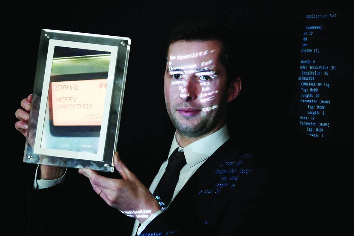 مدير دار أغوت يحمل هاتف صاحب أول رسالة نصية. "الفرنسية"