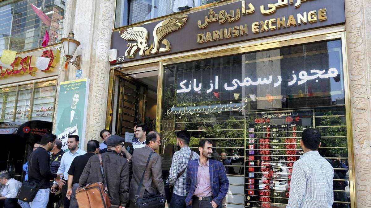 في أكتوبر سجل الريال الإيراني انخفاضا قياسيا عندما بلغت قيمة الدولار 320 ألف ريالا.