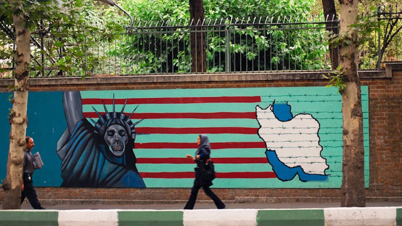 رسم ساخر لتمثال الحرية على جدار السفارة الأمريكية السابقة في طهران.