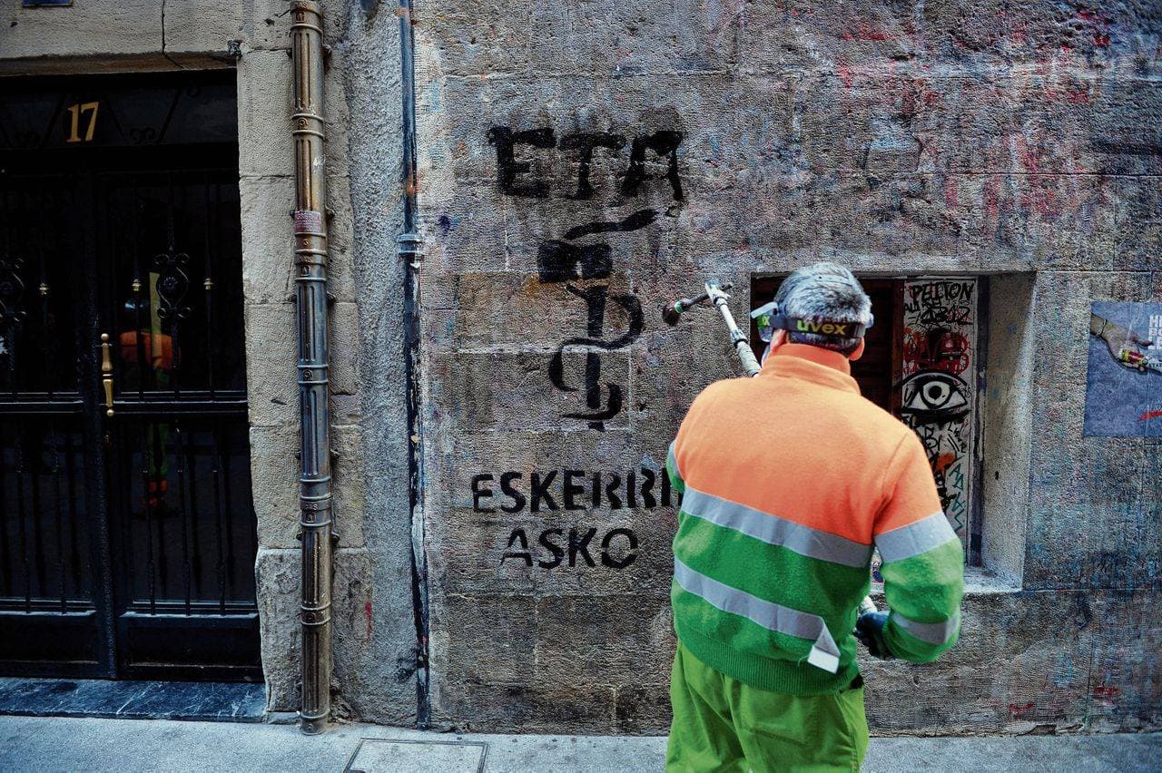 يتركز شعب الباسك في ثلاث مقاطعات في شمال إسبانيا وثلاث مقاطعات في جنوب غرب فرنسا.