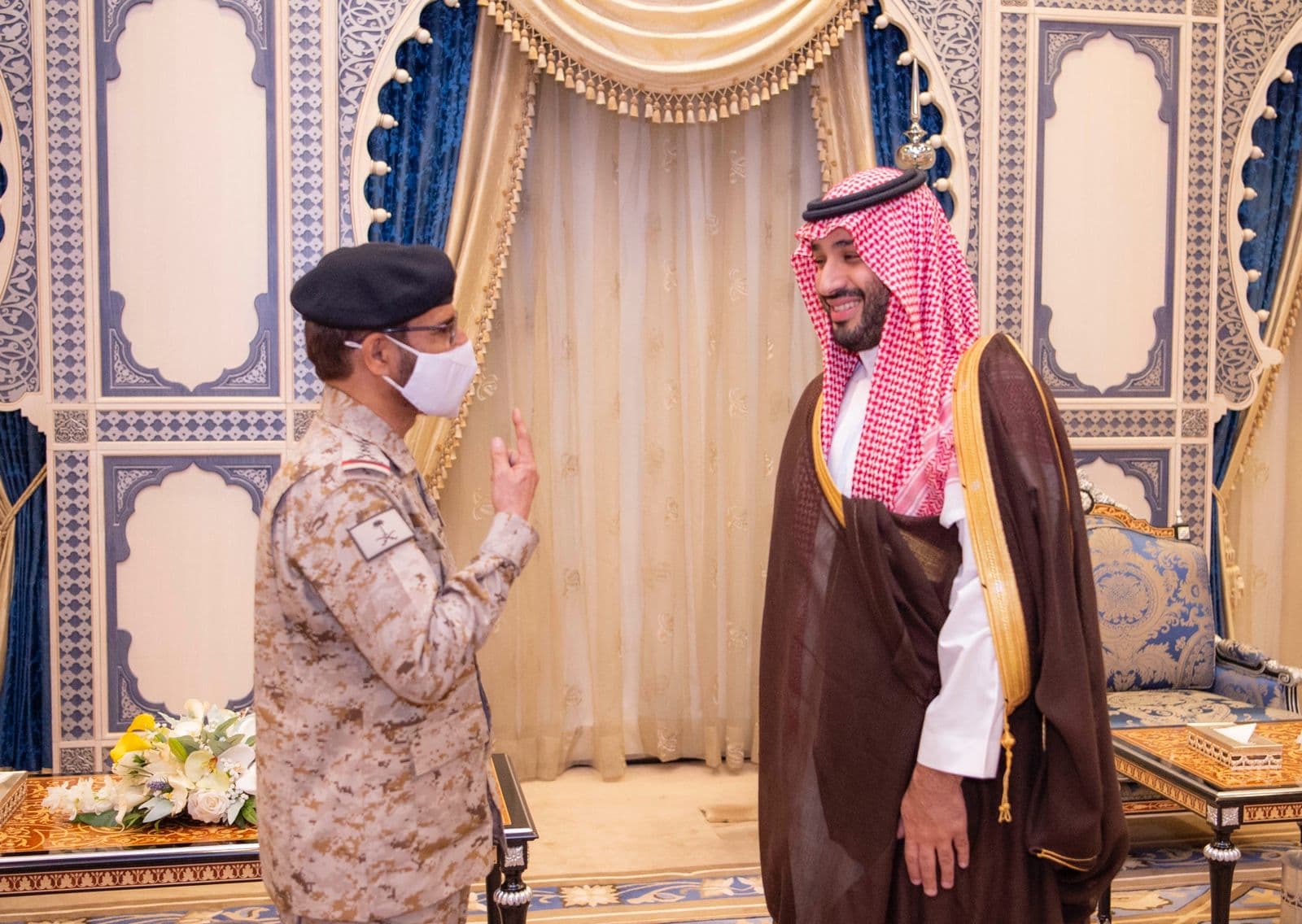 ولي العهد يقلد مطلق الأزيمع رتبته الجديدة فريق أول ركن بعد صدور الأمر الملكي بترقيته وتعيينه قائداً للقوات المشتركة