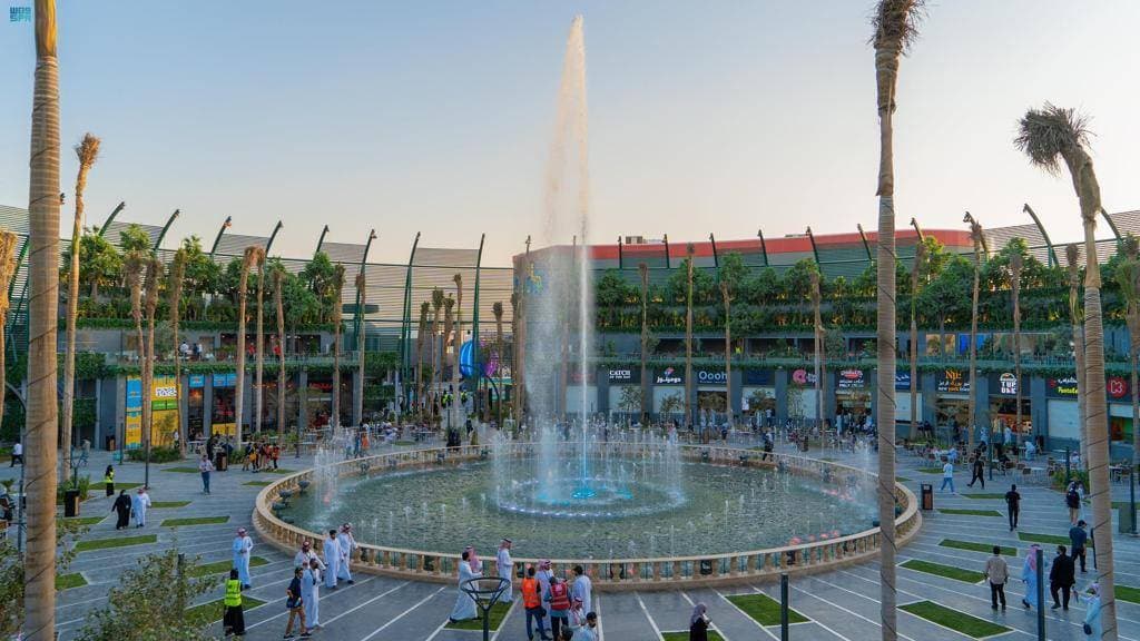 تشمل المنطقة الجديدة مجموعة من المطاعم والمقاهي العالمية.