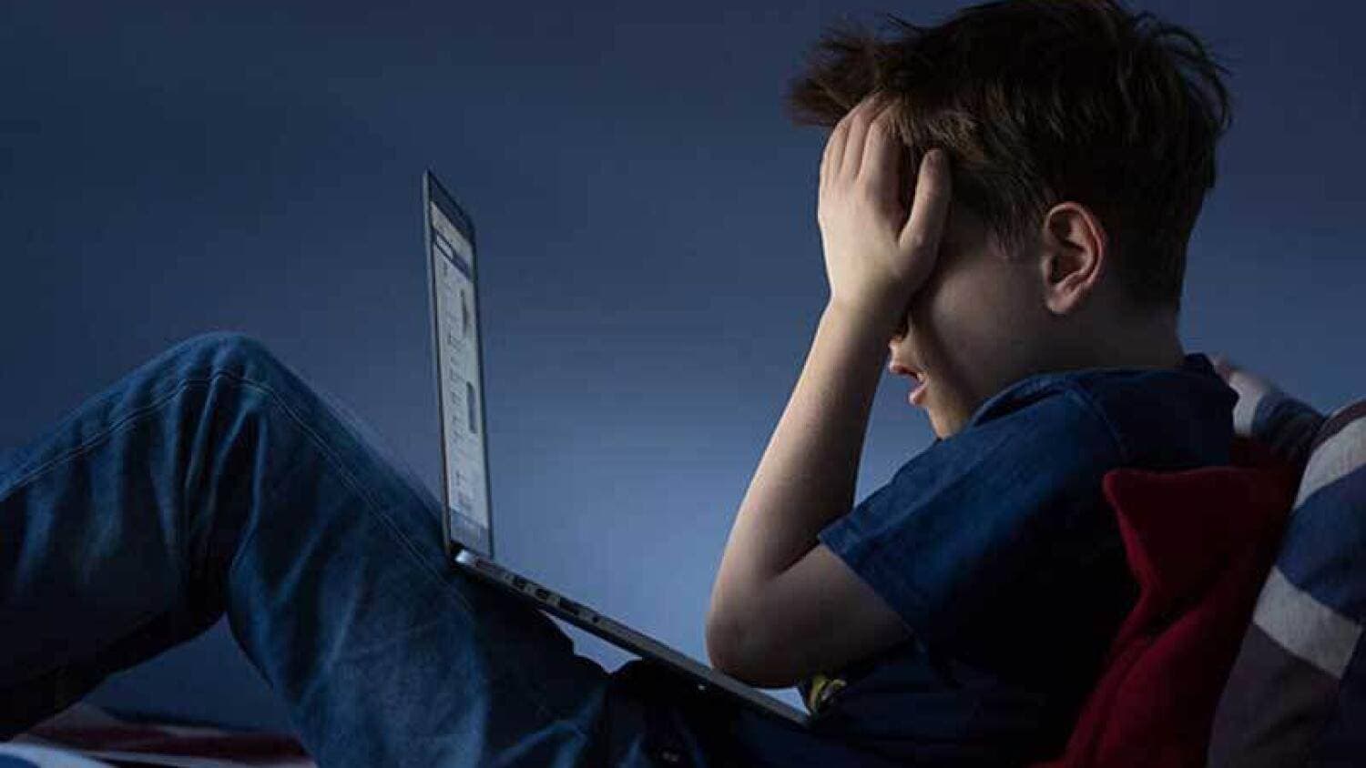 الرقابة الأبوية واعتماد التطبيقات الذكية يساعد الآباء على حماية أبنائهم