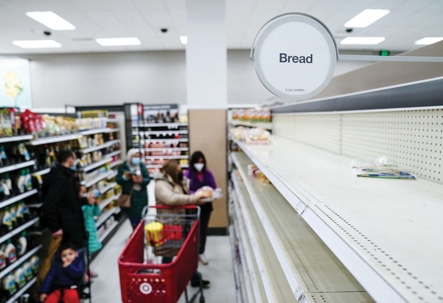 أرفف خبز فارغة في متجر في واشنطن