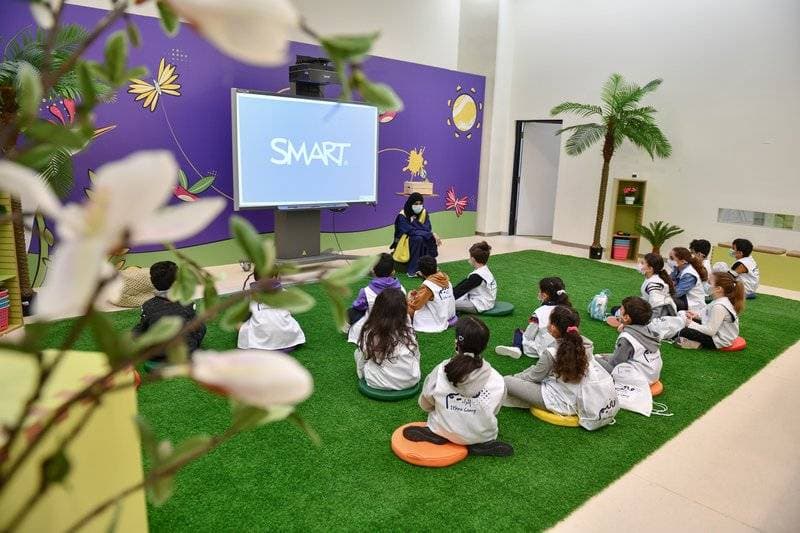 165 طفلًا عاشوا تجربة ثرية بعالم الألوان والفنون