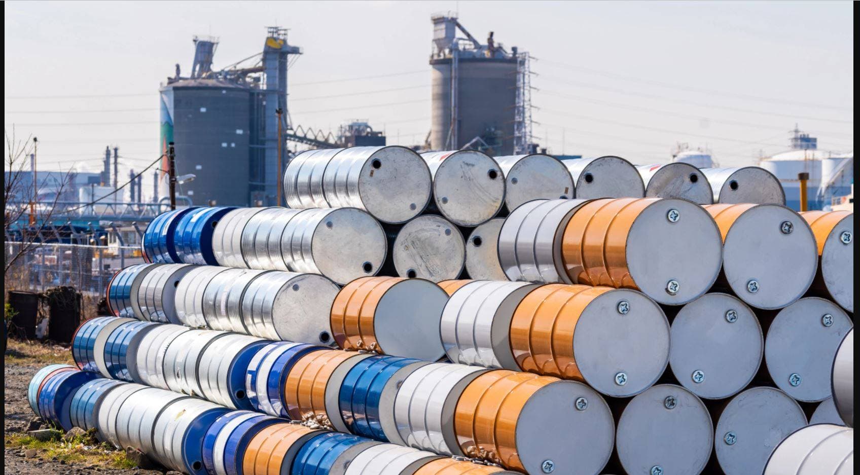 تراجعت معدلات استهلاك الخام في مصافي التكرير الشهر الماضي 4 في المائة.