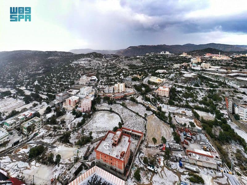 جبال ومزارع وطرقات الباحة تتوشح بالرداء الأبيض