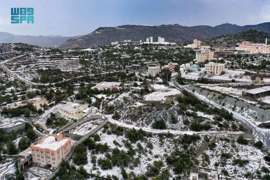 جبال ومزارع وطرقات الباحة تتوشح بالرداء الأبيض