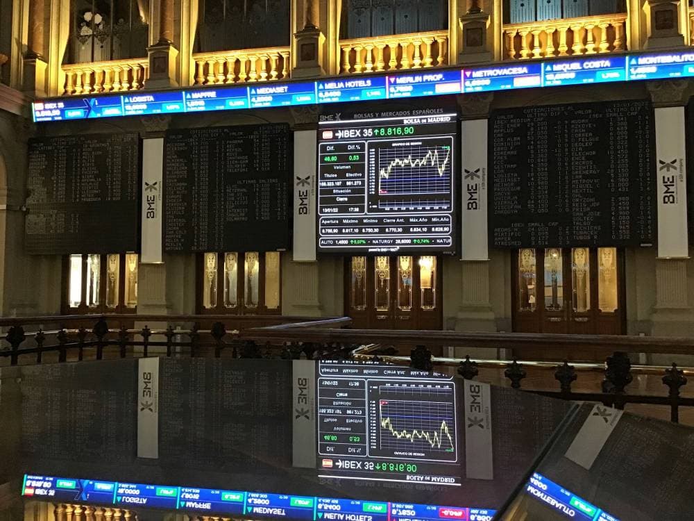 أسهم أوروبا تغلق مستقرة بغضط من القطاعات الدفاعية