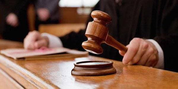 والد الطفل يعارض فكرة اللقاحات.