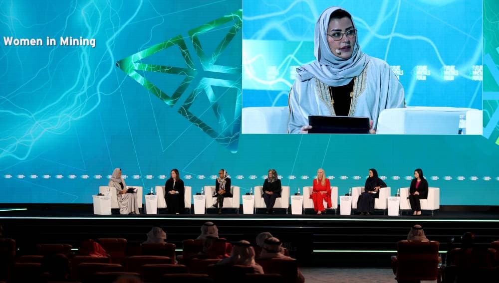 المرأة السعودية تتخطى الحواجز بالعمل في المناجم وقطاع التعدين
