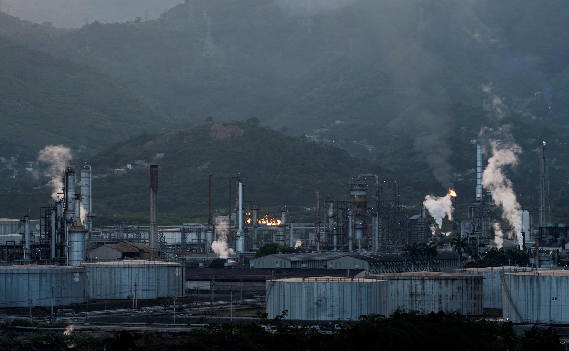 من أوج نشاطها إلى أسوأ حال .. قصة انهيار صناعة النفط للعملاق اللاتيني