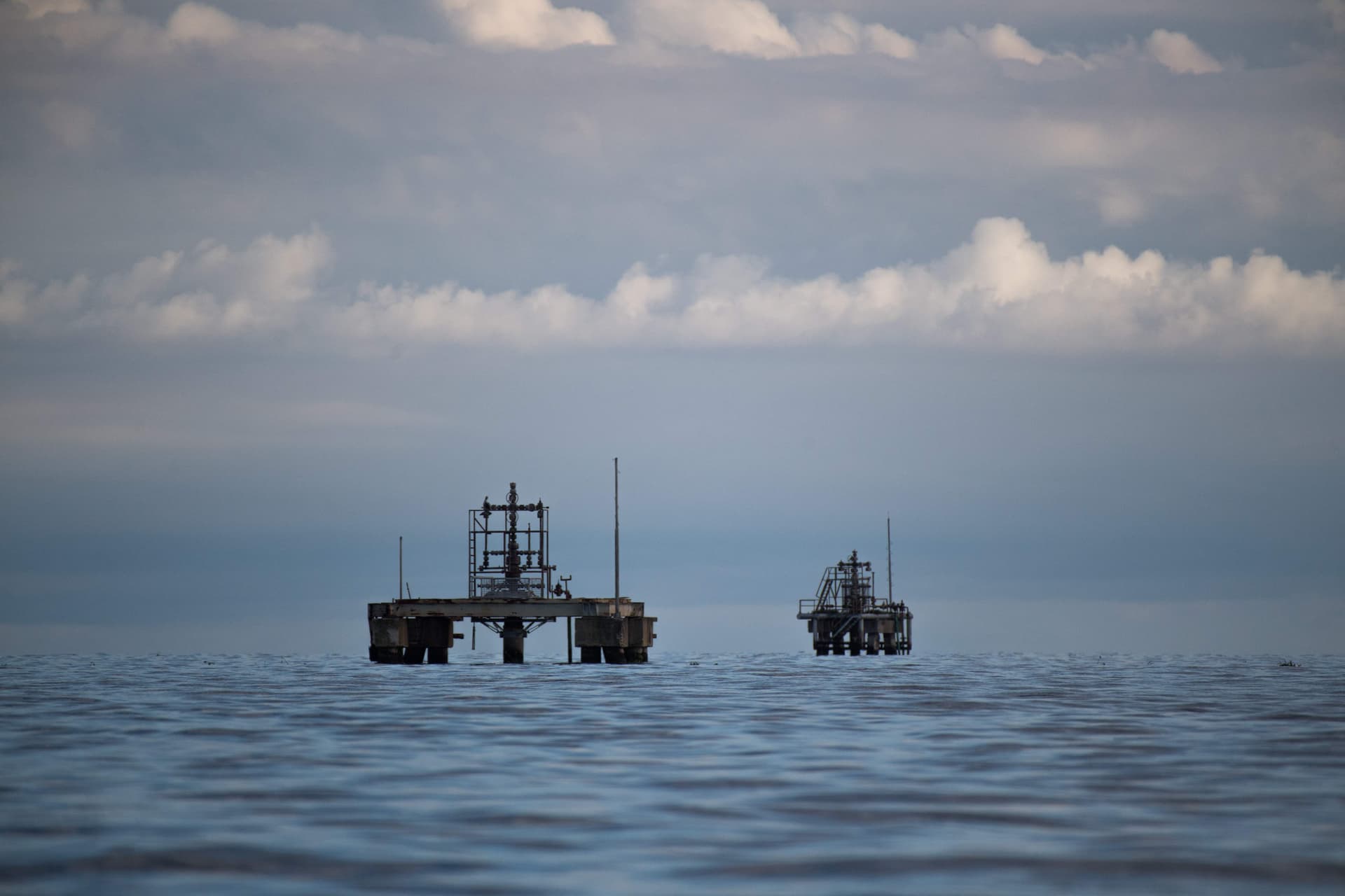 من أوج نشاطها إلى أسوأ حال .. قصة انهيار صناعة النفط للعملاق اللاتيني