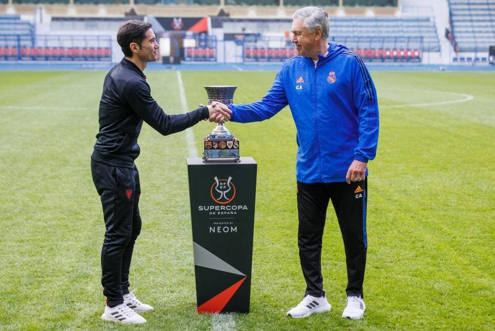 مدربي ريال مدريد واتلتيك بيلباو قبل المؤتمر الصحافي أمس على ستاد الملك فهد الدولي في الرياض. الفرنسية