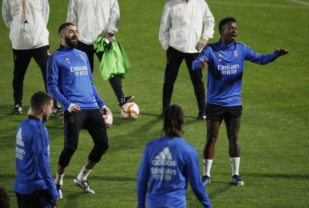 كريم بنزيما خلال تدريب الريال أمس. رويترز