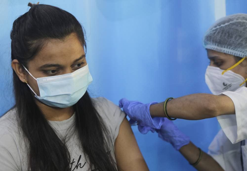 طالبة تتلقى جرعة لقاح في مدرسة ثانوية في مومباي الهندية. "أ ب"