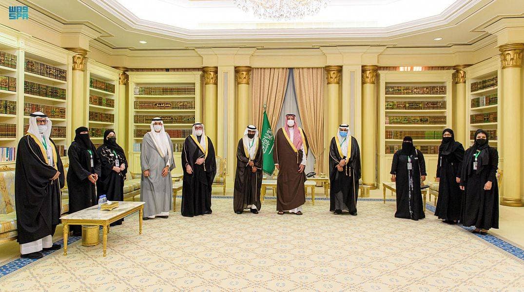 أمير منطقة المدينة المنورة خلال استقباله وفد هيئة الصحافيين.