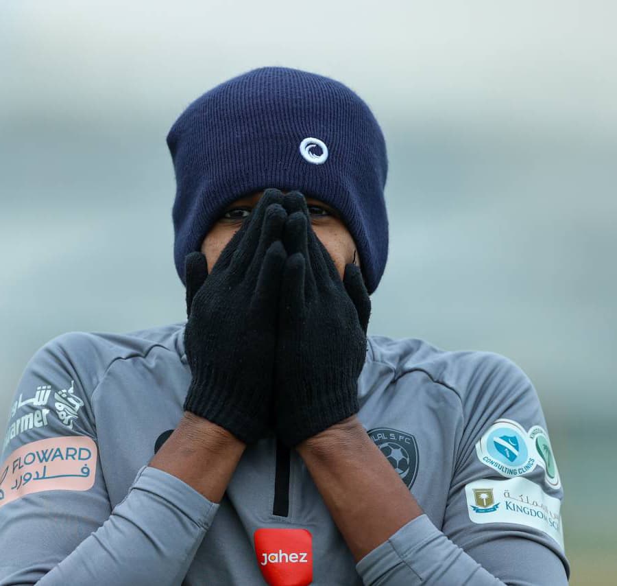 علي البليهي مدافع فريق الهلال لكرة القدم يرتدي القفاز والقبعة خلال تدريب الأمس، للاتقاء من موجة البرد التي تأثرت بها العاصمة الرياض، حيث سجلت عشر درجات مع رياح شمالية شرقية تسببت في انخفاض درجات الحرارة. مركز الهلال الإعلامي
