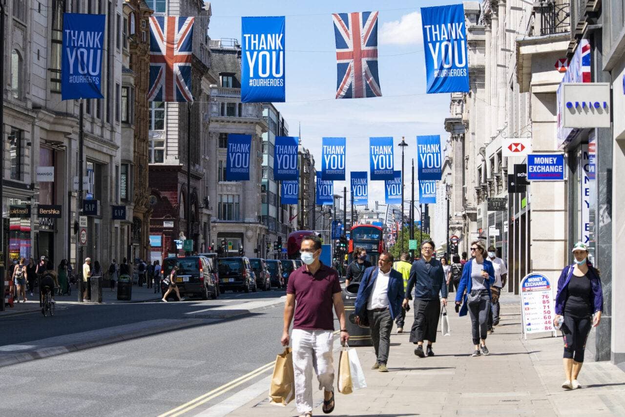 متسوقون في شارع أكسفورد في لندن.