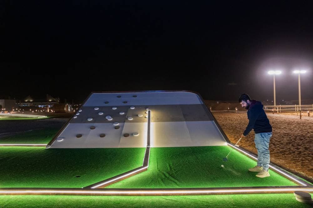 تتوفر بالمنطقة رياضات مصاحبة للبولينج كالجولف.