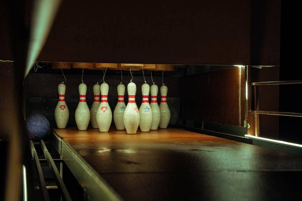 لعبة البولينج تتميز بإضاءتها الليلية.