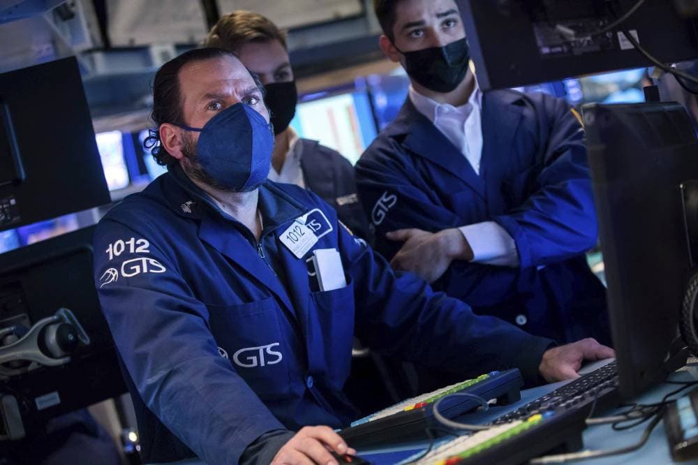 هبط مؤشر داو جونز الصناعي 2.12 في المائة إلى 33537.65 نقطة أثناء تعاملات أمس.     "أ .ب"