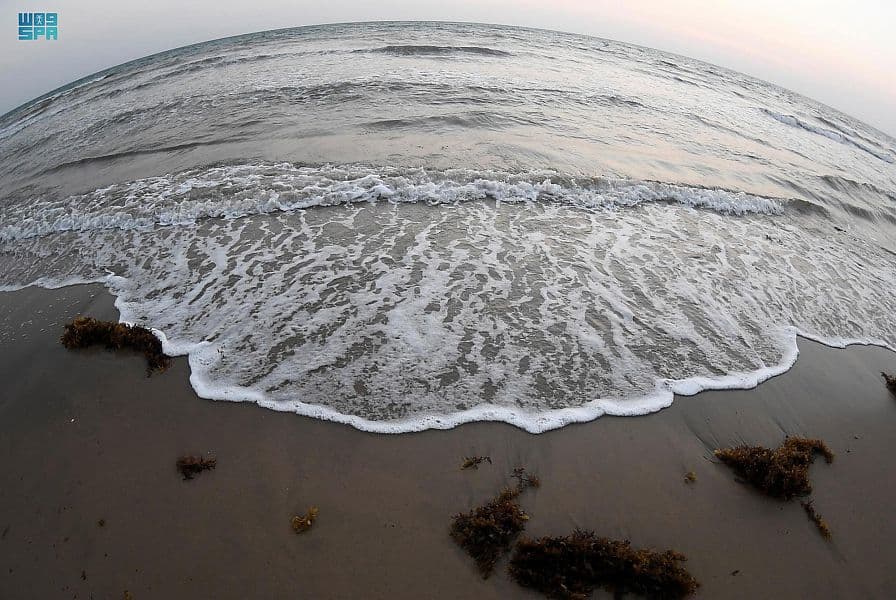 سواحل عسير .. نزهة تحت الغيم وجمال طبيعي وسط أمواج البحر