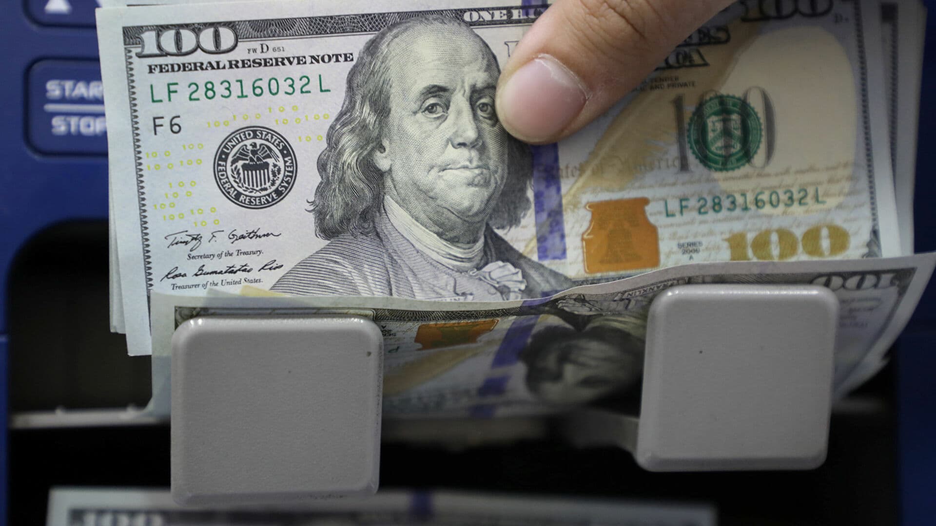 الدولار يستقر وسط توقعات برفع أسعار الفائدة والين قرب أدنى مستوياته في 5 أعوام 