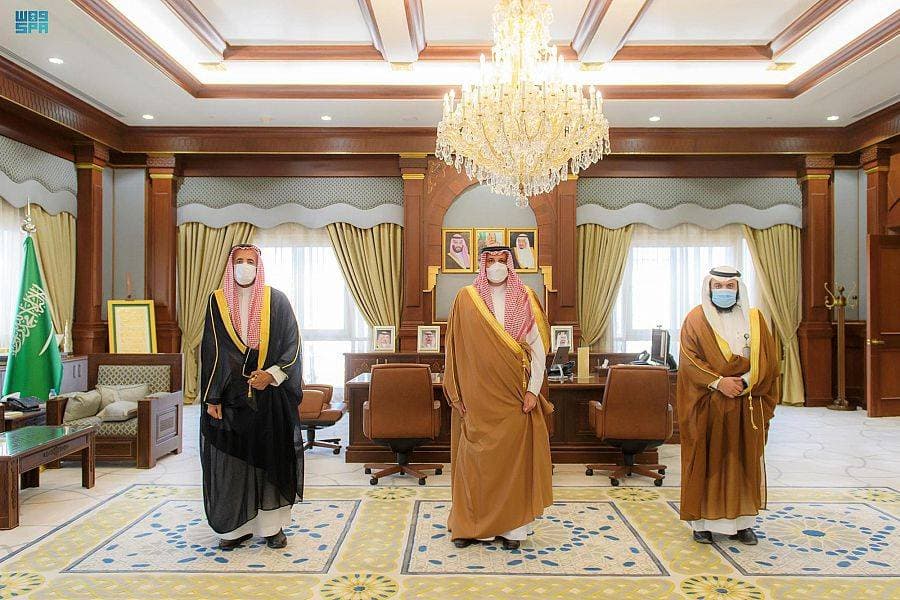 أمير المدينة المنورة خلال استقبال الخلاوي والصغير.