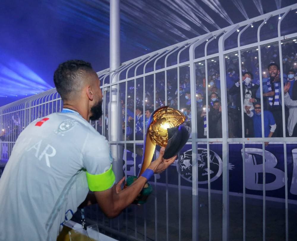 الفرج يشارك الجماهير الفرحة بالكأس. تصوير: علي الظاهري ـ "الاقتصادية"