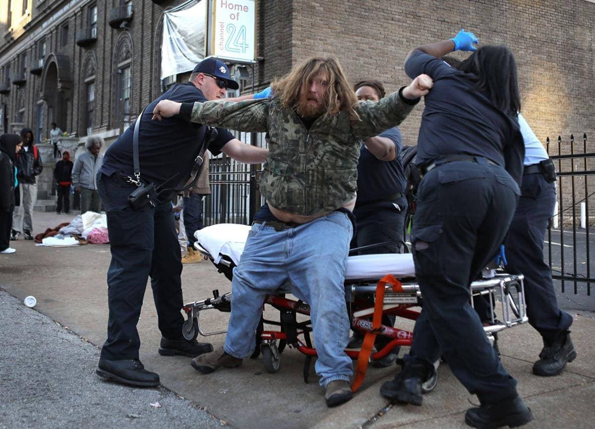 أحد ضحايا جرعات الفنتانيل الزائدة يرفض مساعدة الشرطة.