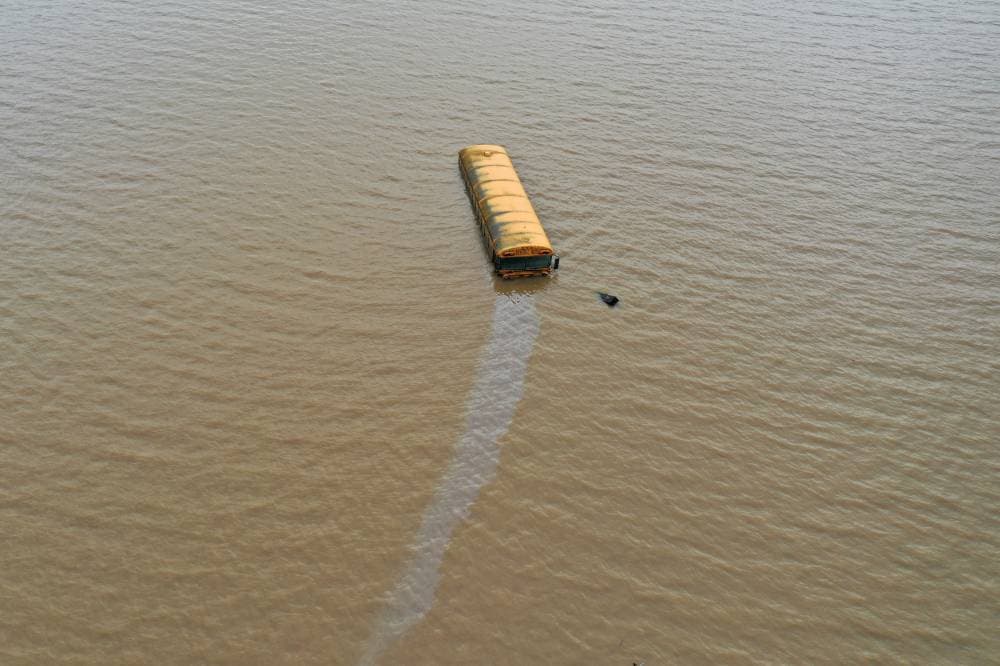 الحافلة تغرق